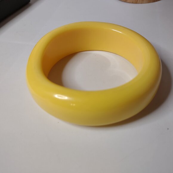 8 Inch Vintage Thick Yellow Bangle - Picture 10 of 12